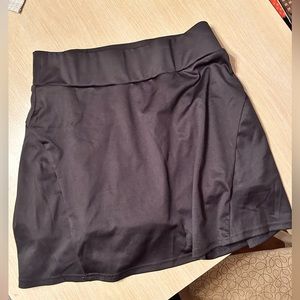 BLACK TENNIS SKIRT.